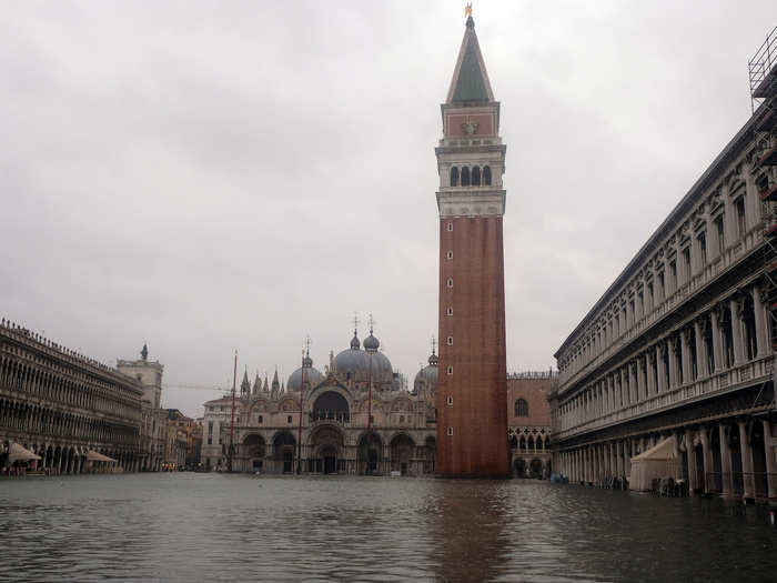 Over the weekend, a marathon took place in Venice and the participants had to run through the rising waters.