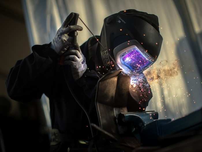 A Dutch soldier of the Repair Platoon in Rena welds a plate.