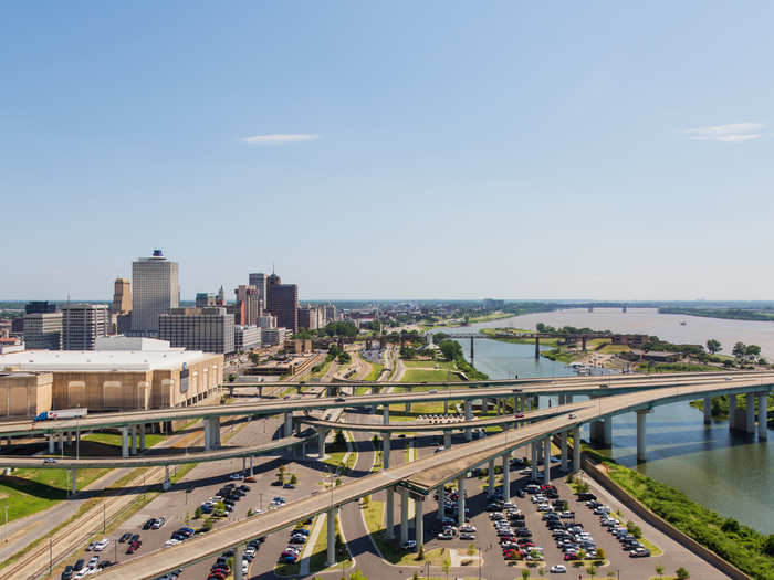 Glass observation decks on the south and west sides allow customers to look out over Memphis and the Mississippi River.