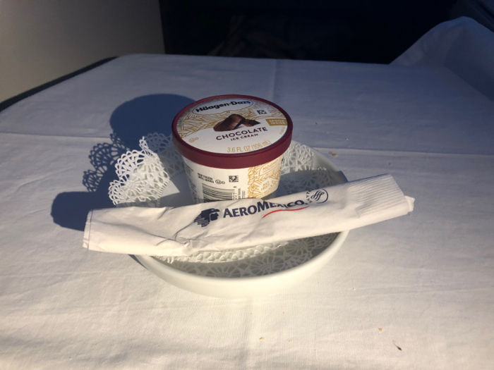  For dessert, there was a choice of cheesecake or ice cream. I went for the latter, which was served in a personal-sized Häagen Dazs container. 