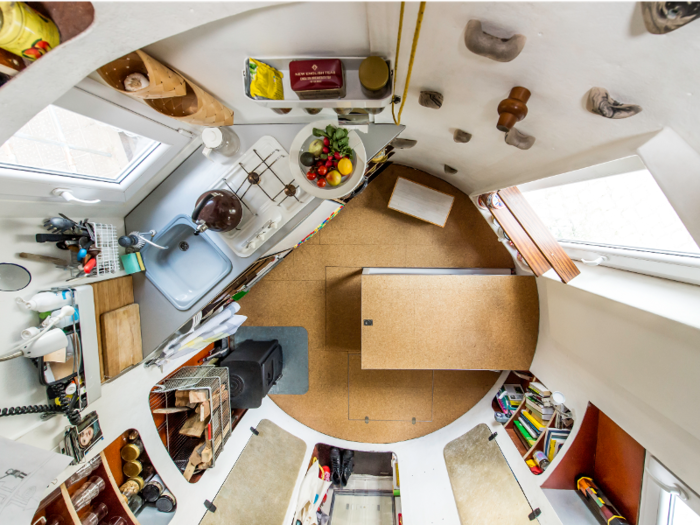 The kitchen floor was made from leftover cork panels. To cover the ceiling, Körbes used discarded acrylic panels with photo prints on them.