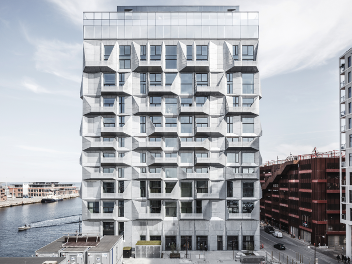 The building is 17 stories tall. All 38 apartments have floor-to-ceiling windows and balconies, and the top level has a restaurant with a 360-degree view of Copenhagen.