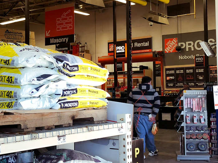 Also near the exit was a Pro Services desk that helps professionals to order materials ahead of time and save on purchases. There was also a tool-rental system.