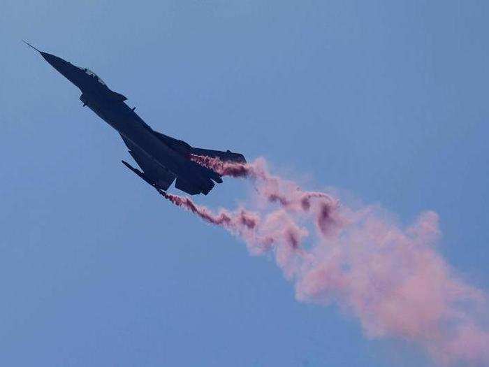 Another stunning performance at the Zhuhai Airshow was put on by a J-10B fighter, which demonstrated advanced maneuverability relying on thrust vectoring control capabilities.