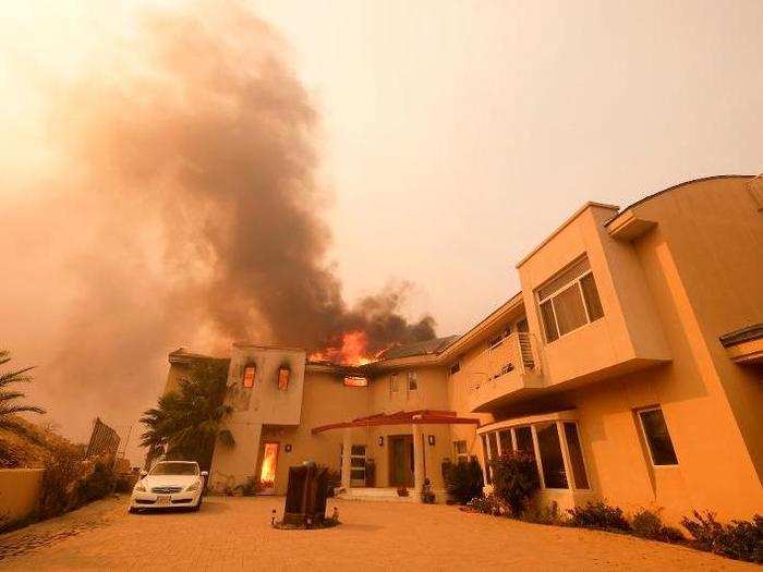 Firefighters went door to door urging people in the Malibu area to evacuate via the Pacific Coast Highway, which was turned into a 4-lane one-way road to safety.