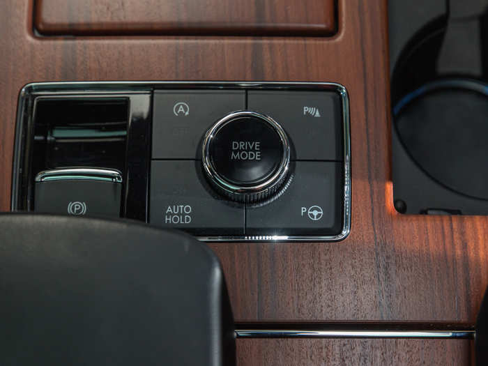 The drive-mode selector. Matters get a little esoteric here. Lincoln has replaced some of the more conventional terms with words like "Conserve," "Normal," and "Excite" to make what the Navigator actually does more intuitive.