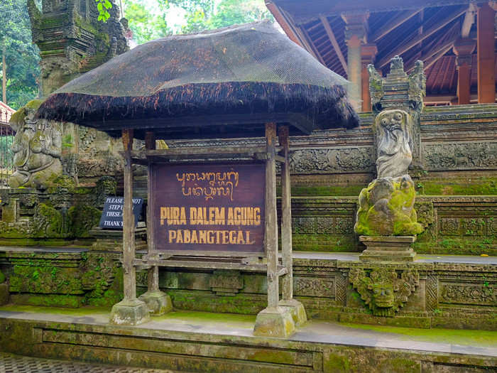 There are three temples in the forest, all of which were built in the 14th century. The main one is the Pura Dalem Agung.