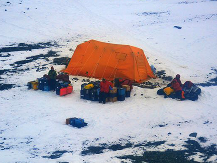 Scientists on field missions sometimes face challenging obstacles. In March, five US researchers were stranded on an island off the Antarctic coast because weather conditions made it impossible for an American ship to pick them up. An Argentine icebreaker rescued them a few hours later.