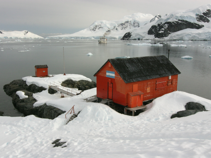 Newcomers face an extreme climate and a stunning remoteness. Field science in Antarctica is very expensive, so scientists don