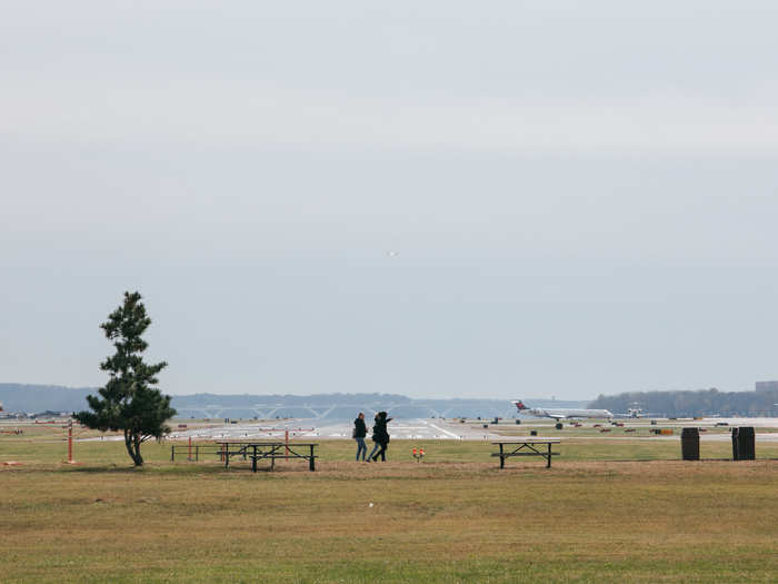 ”Gravelly Point” is the name of the parking lot where people park to access this park along the Potomac and watch the airplanes take off the runway.