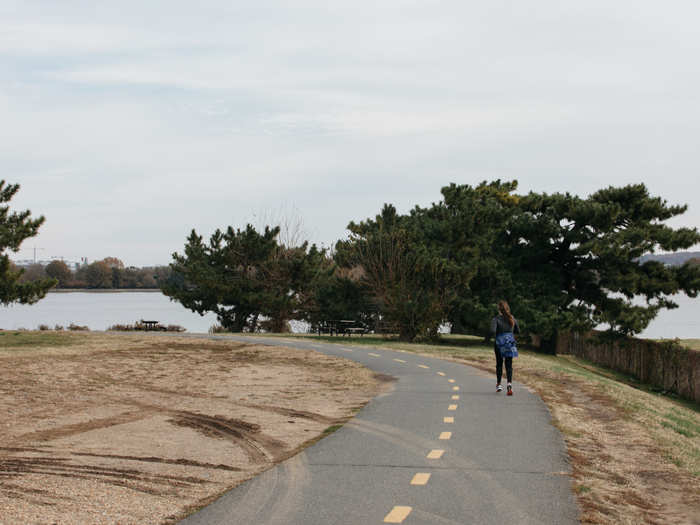 Alongside the parkway is a major commuter and recreational trail, Mt. Vernon Trail, that also runs alongside the Potomac River.