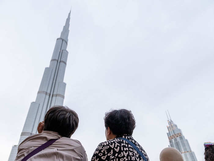 Everyone seemed to be standing on the edge of the lake and either staring at the Burj or taking selfies with it.