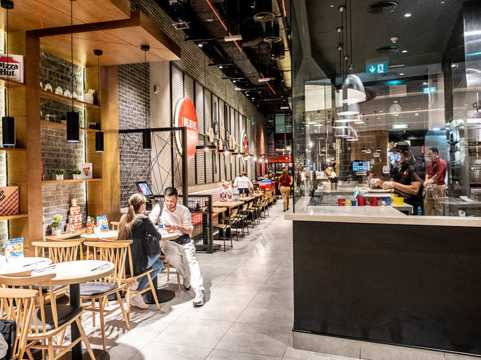 The Dubai Mall location doesn’t look exactly like Pizza Hut I grew up on, but more like what might have happened in the brand kept improving its sit-down restaurants rather than trying to beat Domino’s at the delivery game.