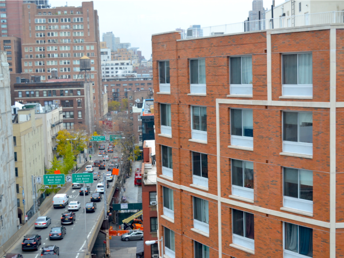 As we descended into Manhattan, the tram passed surprisingly close to apartment buildings and offices.