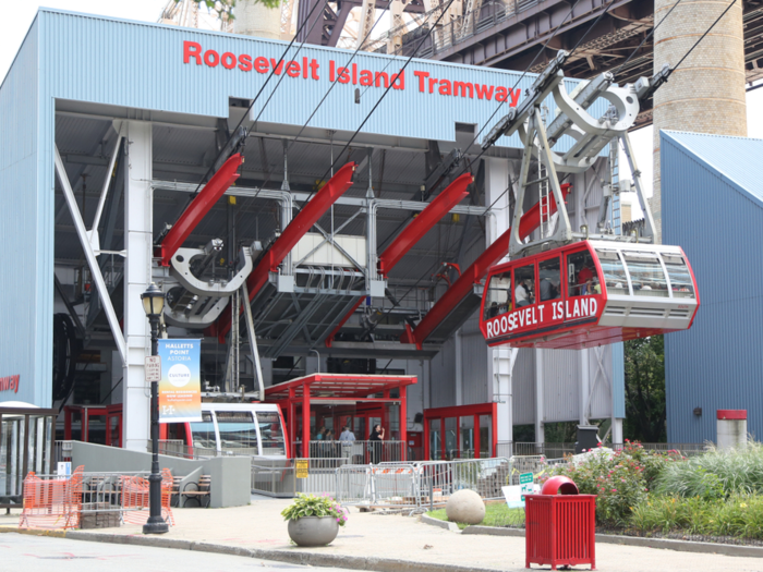 … and drops them off at the Roosevelt Island terminal near the center of the island.