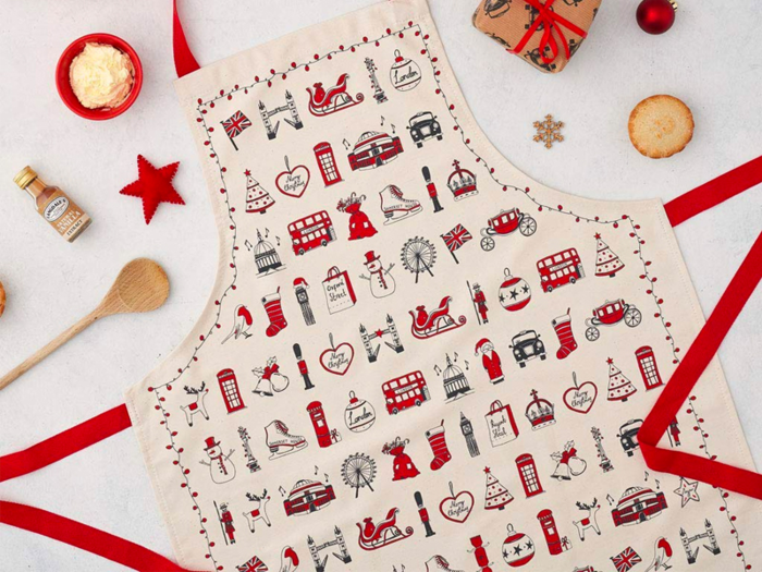 An apron for UK enthusiasts that celebrates the holiday season