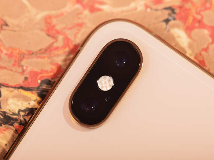 The iPhone XS and XS Max support 2X optical zooming, where you can zoom in without losing any quality.