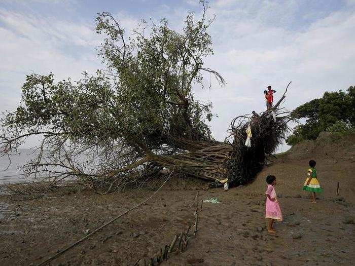 The high tides can also make it impossible for government ferries to reach the island with supplies. In June 2016, Ghoramara remained water-locked for an entire week, according to Firstpost.