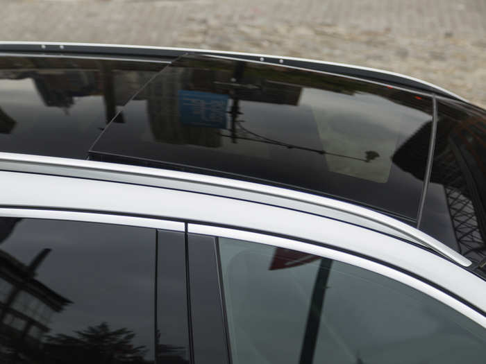 The large panoramic roof really gave the cabin a open and airy feel.