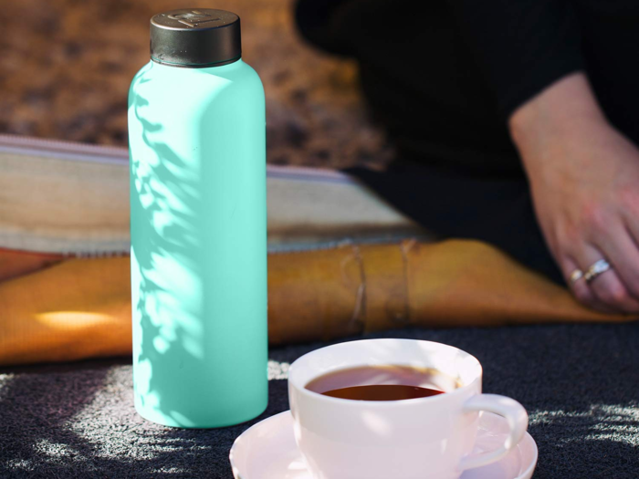 A flask that brews her tea on the go