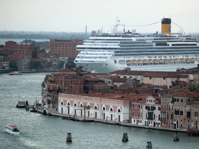 These ships pass through the historic center of the city five or six times a day.