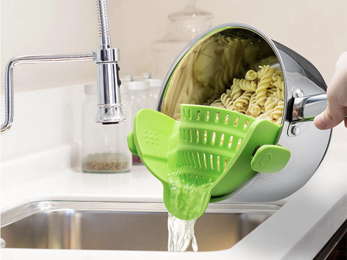 A strainer that snaps right onto your pot.