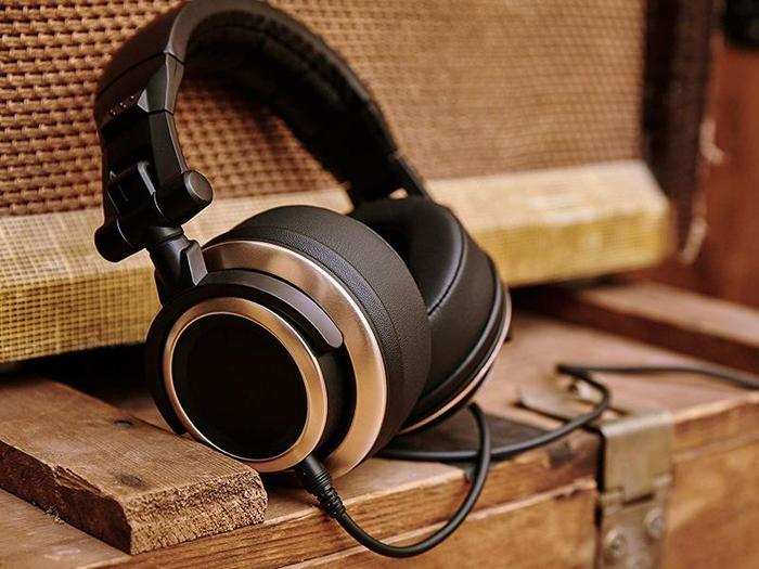 Studio monitor headphones