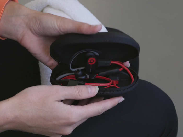 An earbud charging case