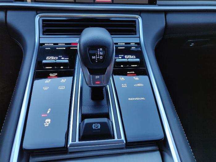 It replaces the button-heavy console found on the first generation Panamera.