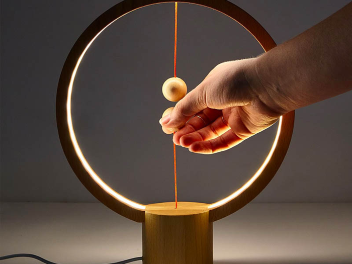 A creative lamp that takes advantage of magnetic attraction