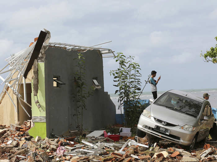 Thousands of soldiers, police, and volunteers are looking to find victims. The head of Indonesia