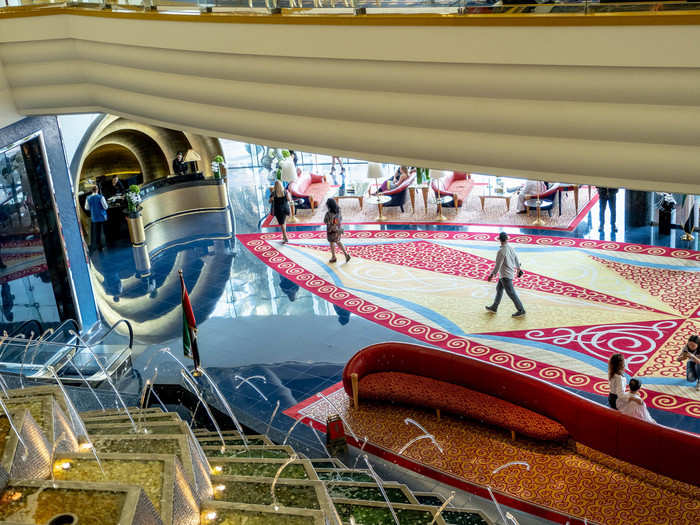  A "cascade waterfall" lies between the lobby and the upper atrium. The fountain uses fiber optic lights, water, and mist to create a choreographed effect of water jumping down the stone steps. 