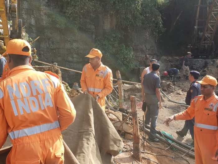 The search didn’t start too well to begin with since it took the police a few hours to even locate the mine. The localities in the area feigned ignorance of any such mining activity in the area since ‘rat-hole’ mining since it’s illegal and they were afraid that the mine owners, who are currently on the run, might cause them harm.