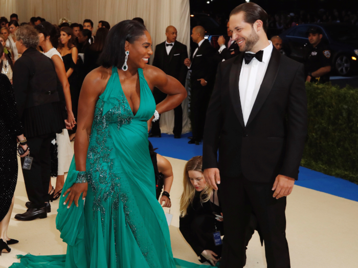 Ohanian sat down next to Williams outside by the pool and, after trying to trick him that there was a rat at his table, she and her friends invited him to join them.