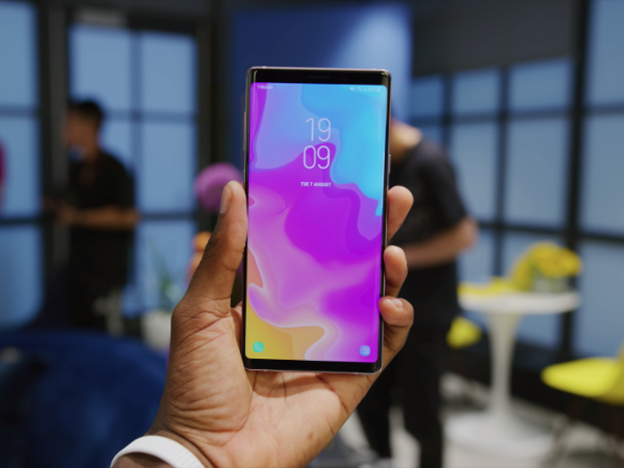 Some smartphone makers are rightfully trying to find solutions to the notch problem. And thankfully, one of those players is Samsung, currently the biggest smartphone maker in the world.