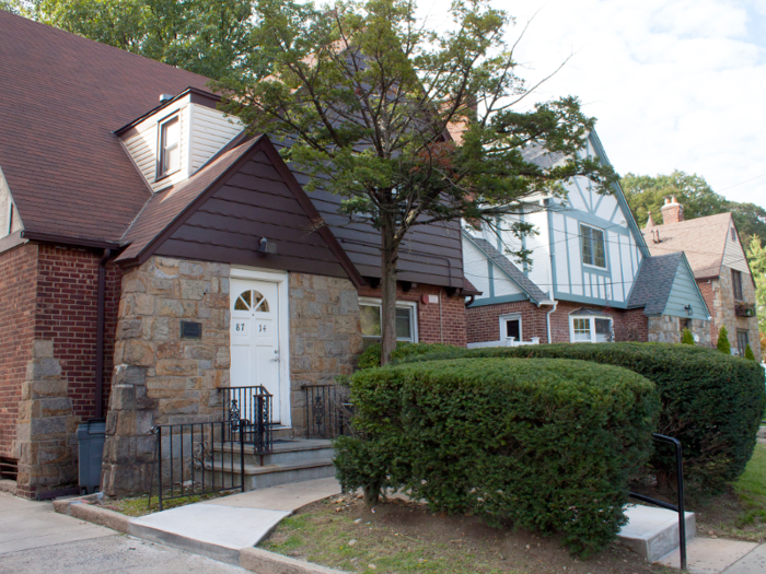 But the apartments near Hillside Avenue gave way to plenty of single-family homes as I walked down Midland Parkway.