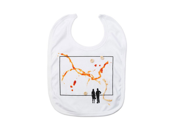 A clever, unique bib that turns children into prodigal artists