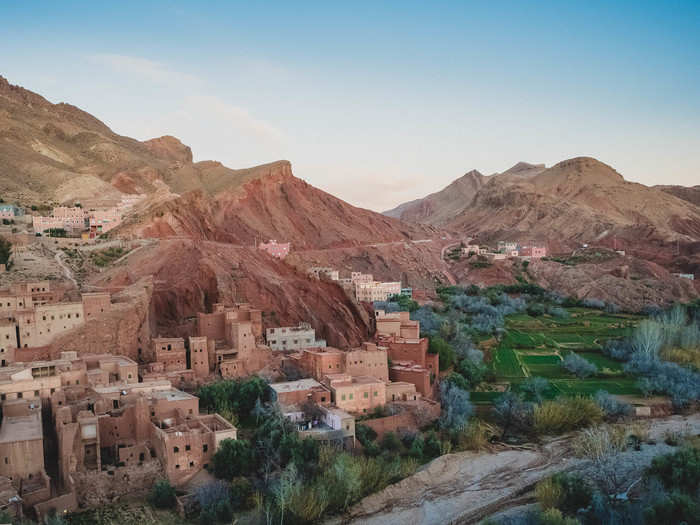 I spent the night near the Dadès Gorge, a rugged gorge carved by the Dadès River. My riad, or traditional Moroccan house, was situated in this red sandstone valley in a Berber village. The frigid mountain air was a shock to the senses.