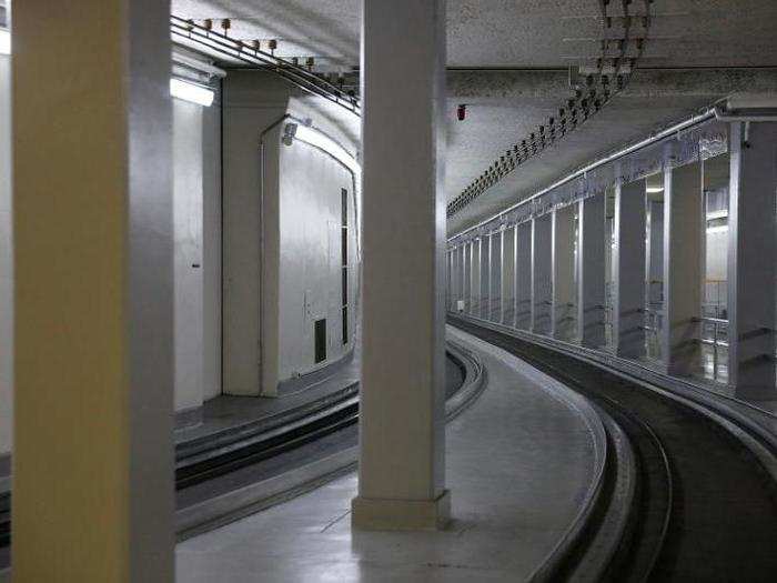 The other trains in the Capitol subway system do not have "members only" cars.