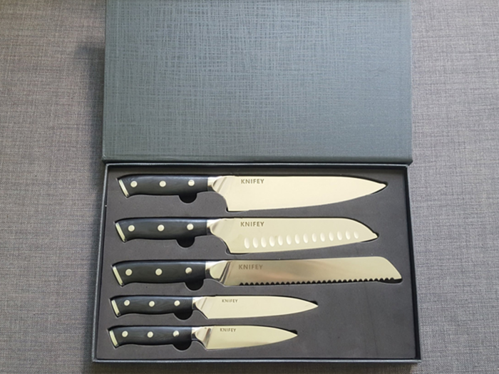 Knifey sent me its 5 Knife Deluxe Set, which arrived safely and securely packed.