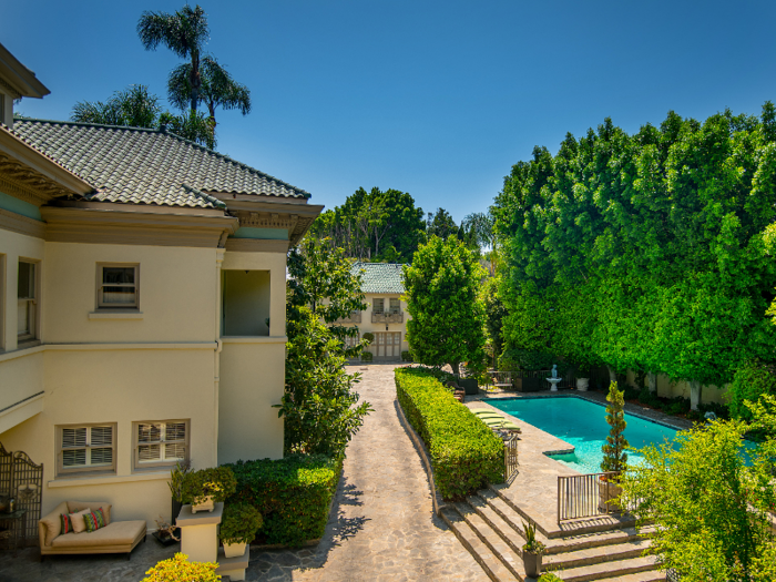 The current owners, Michael Lawson and Mattie McFadden-Lawson, who bought the house in 2001 for $2.5 million, previously worked with president Barack Obama.