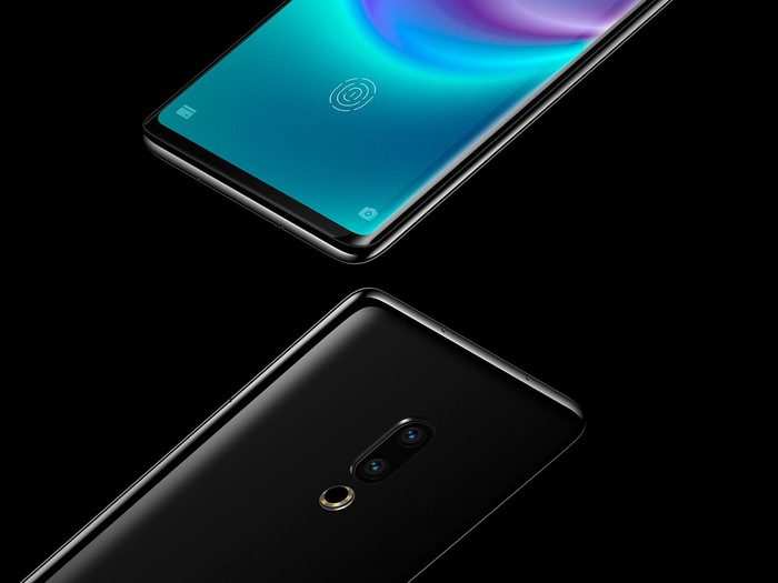 Speaking of the screen, the Meizu Zero features a 5.99-inch OLED display that has a built-in fingerprint scanner directly underneath the display, as well as a selfie camera for facial recognition.