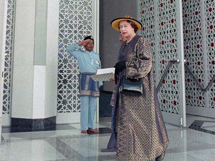 1989: An attendant at the Sultan Salahuddin Abdul Aziz Shah Mosque salutes as Britain