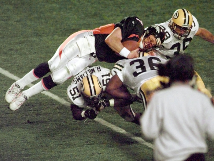 1998: Super Bowl XXXII — Elway dives for the first down