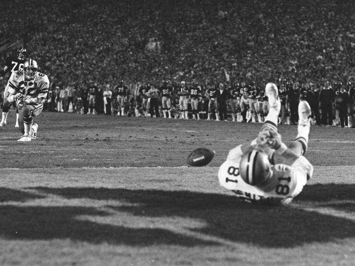 1979: Super Bowl XIII — Jackie Smith takes a tumble