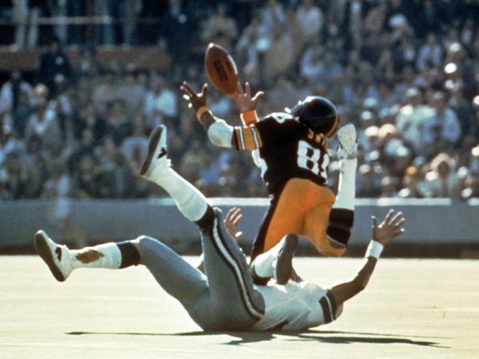 1976: Super Bowl X — Lynn Swann levitates