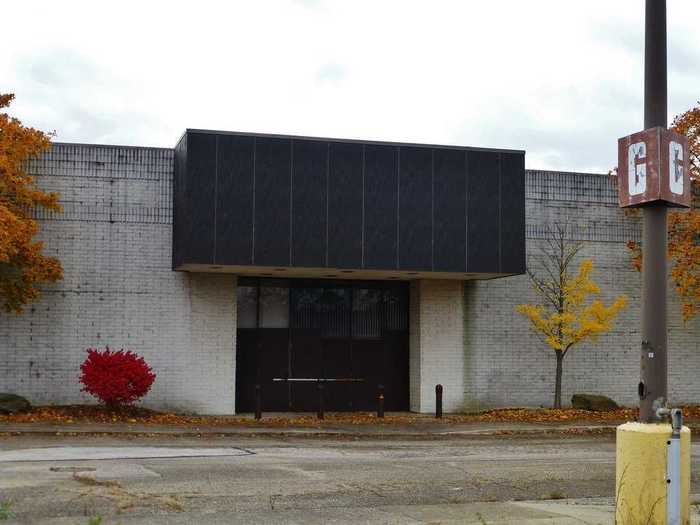 This was originally the now-defunct Montgomery Ward department store before it closed in 1986. The store became Dillard