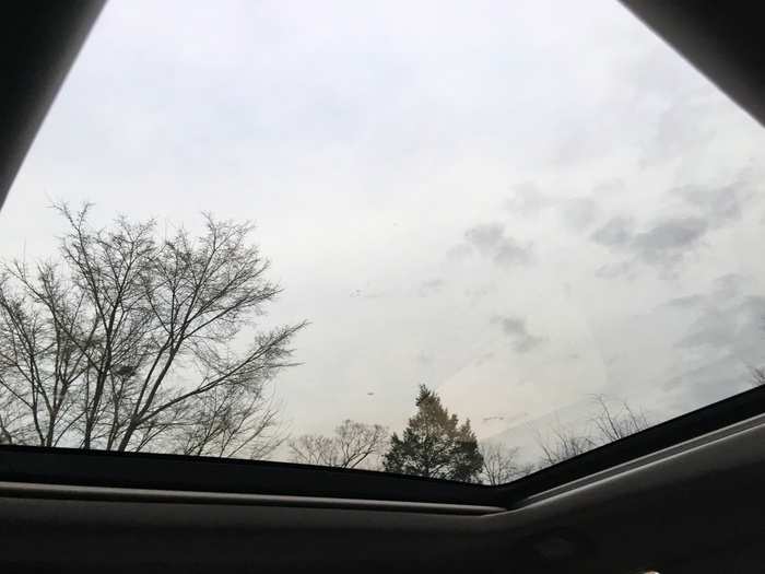 16. Glass roof: The large two-piece glass sunroof bathes the cabin in natural light even on a cloudy day.