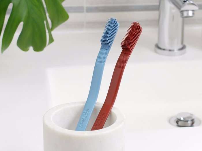 A manual toothbrush with helpful upgrades