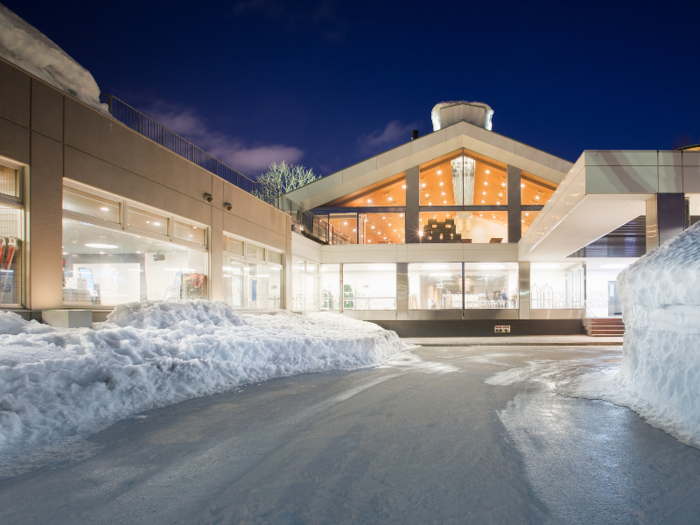 If wealthy skiers do not want to rent an entire property, luxury hotels such as the Green Leaf Hotel are available.